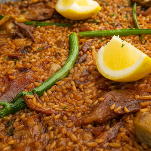 Paella de pato y alcachofas